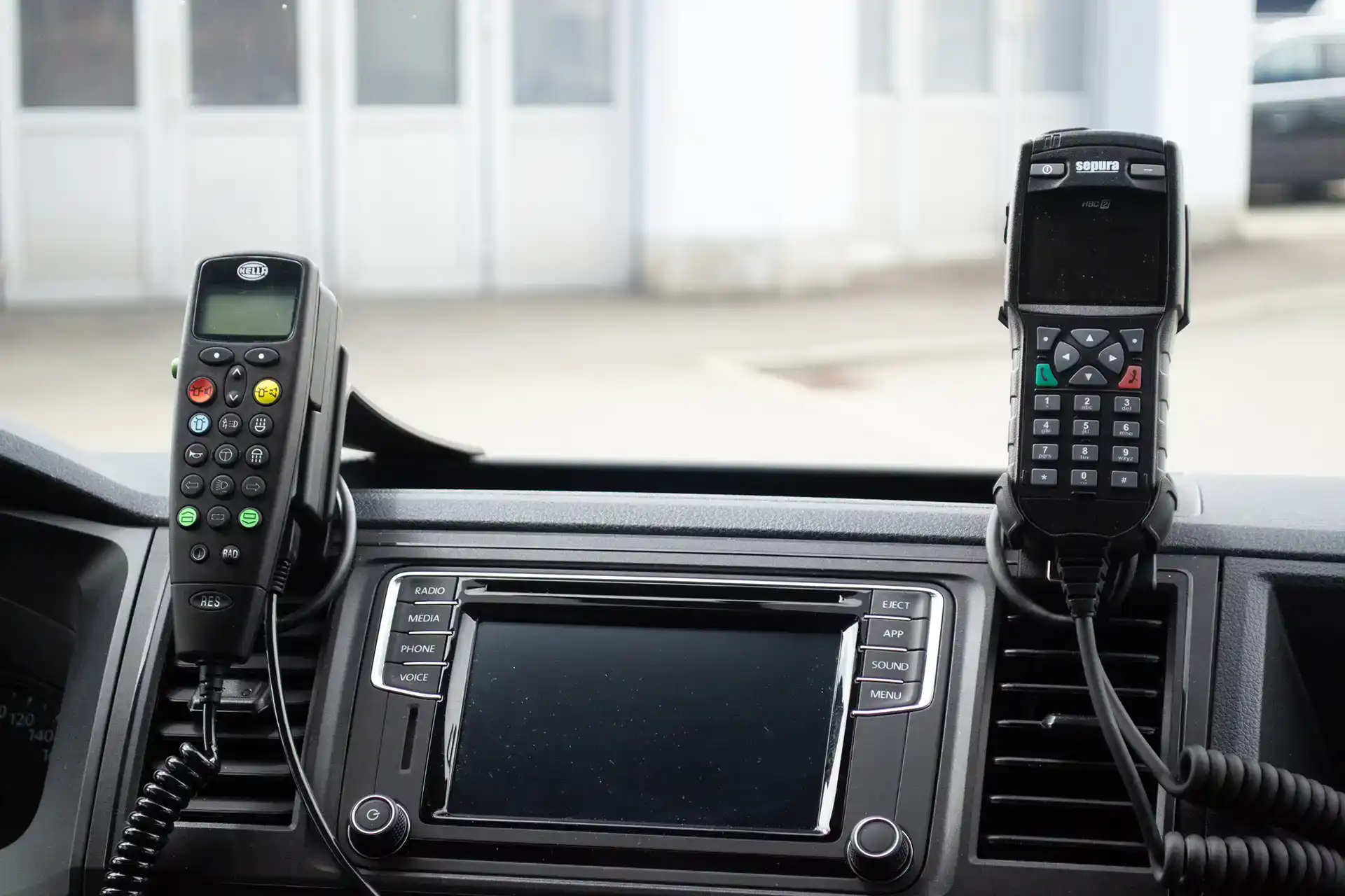 Sepura HBC2 Head Based Console Bediengerät für TETRA-Mobilfunkgeräte zur digitalen Funkkommunikation in Leitstellen und Einsatzfahrzeugen.